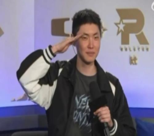 忠誠！LCK季前賽：Chovy后臺采訪擺出敬禮Pose