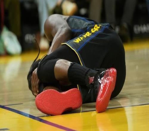 巴特勒賽季報(bào)銷后，勇士隊(duì)又一次走上了岔路口