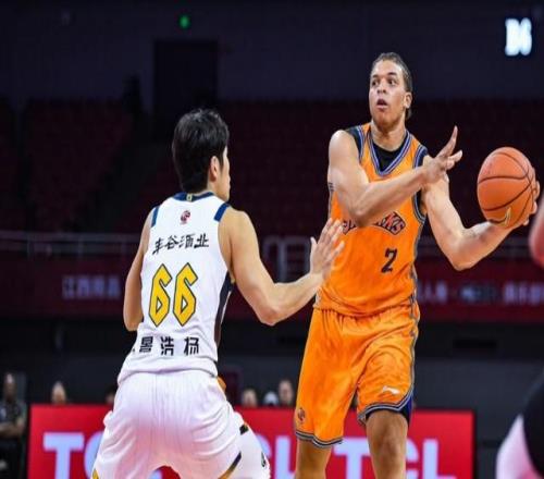 廣東宏遠(yuǎn)拒絕輸球！全力擊敗上海男籃，奎因?qū)ξ粡堟?zhèn)麟，央視直播