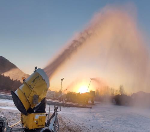 京郊滑雪場造雪機(jī)開足馬力造雪，預(yù)計(jì)12月初集中開板