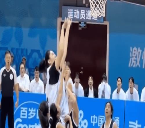 三人包夾防不住！2.26米張子宇兩戰(zhàn)24中22轟55分：僅登場34分鐘