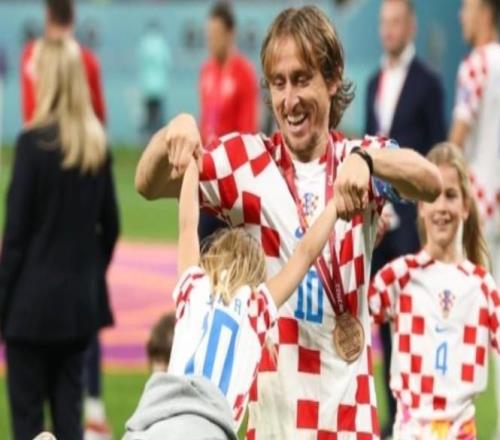 莫德里奇：因?yàn)橛幸淮螞](méi)有回追防守，穆里尼奧把C羅罵哭了