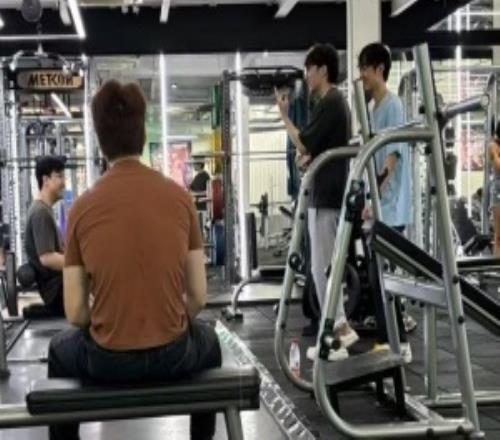 摳門這一塊！網(wǎng)友偶遇BLG三名隊員健身：他們?nèi)齻€人合辦了一張卡！