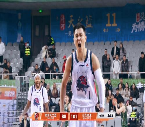 4人罰下、邱彪摔衣暴怒！裁判惹惱山東：高詩(shī)巖霸氣1戰強者歸來(lái)！