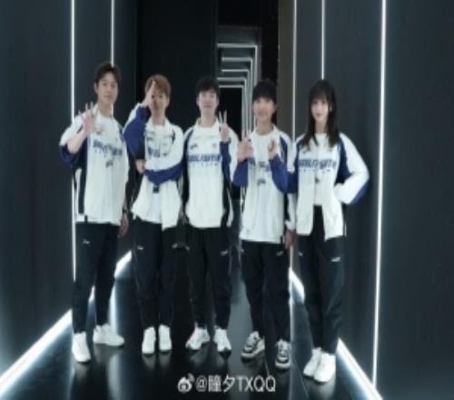 解說瞳夕曬與隊(duì)友合照：抓一只送決賽門票明天見