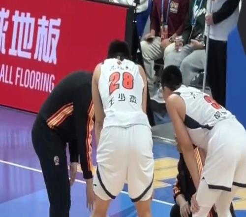 慘烈！徐杰被周琦誤傷倒地不起：左膝反關(guān)節觸目驚心球迷祈禱