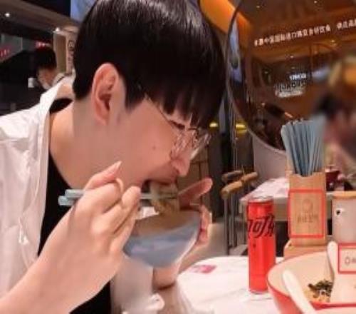 GEN也干了！GEN發(fā)布花絮Duro探店小楊生煎此前Bwipo場間食用遭讓二最三