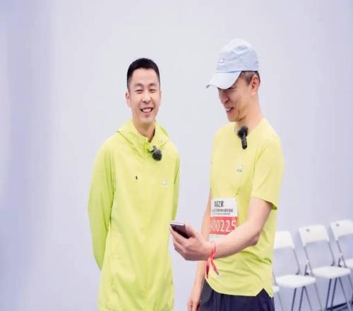 張朝陽(yáng)完成半馬挑戰！與海瀾周立宸共赴江陰新橋鎮馬拉松盛宴