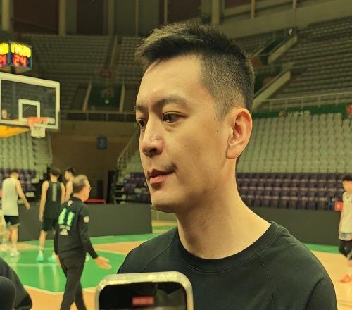 楊鳴透露分兩步走：先把沖擊季后賽當(dāng)作首要目標(biāo)來抓，再做打算
