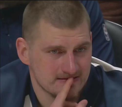 確認(rèn)了！膝蓋伸展！NBA第一超巨受傷倒下