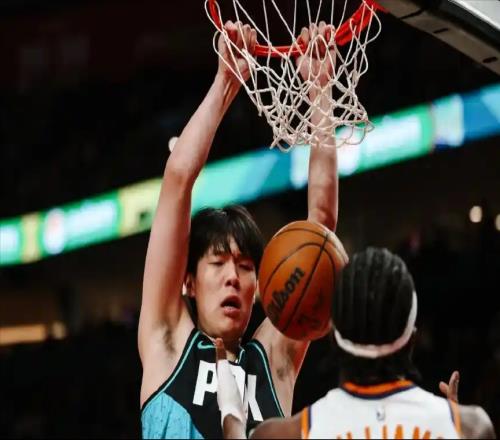 9分5板3助1帽！楊瀚森NBA最強一戰(zhàn)！夢幻舞步+暴力吃餅，馬威懵了