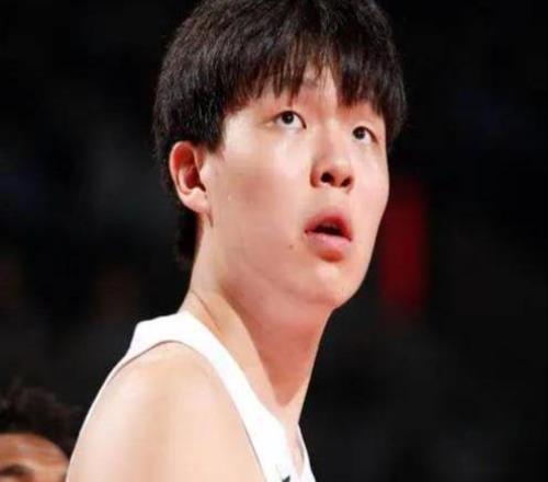 融入美國斯普利特生日楊瀚森被點(diǎn)名唱中文生日歌,教練笑呵呵鼓掌