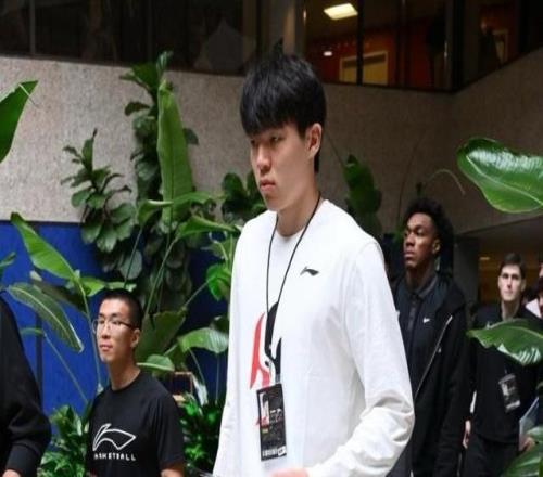 眼！楊瀚森抵達(dá)紐約參加NBA新秀培訓(xùn)課程