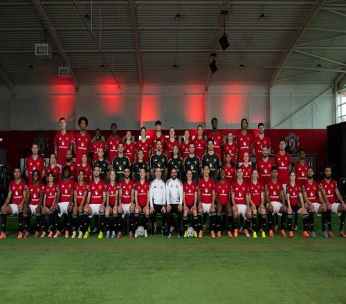 曼聯(lián)官方分享本賽季全家福，男女足球員一同拍攝