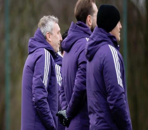 密切關(guān)注，威爾科克斯在卡靈頓觀看了卡里克的首堂訓(xùn)練課