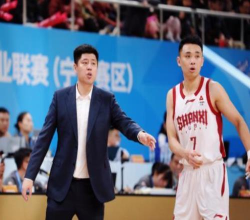 山西隊(duì)本賽季7勝7負(fù)排名第11，主要原因是這兩核心離隊(duì)