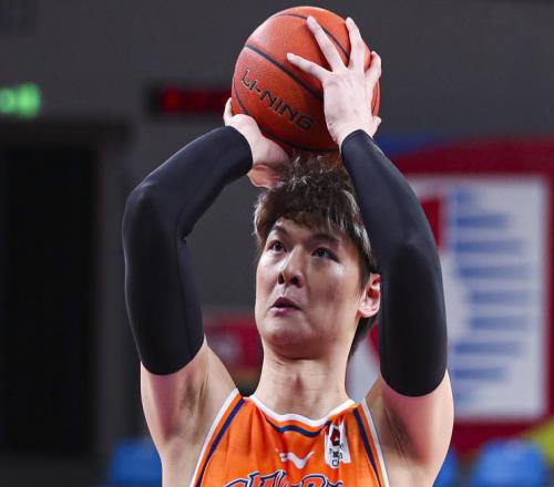 上海13戰(zhàn)12勝：超廣東升聯(lián)賽第二王哲林夢(mèng)游仍大勝劍指沖冠