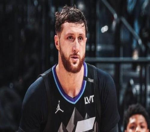 努爾基奇砍16分18板10助，與卡爾馬龍和基里連科齊名爵士隊史