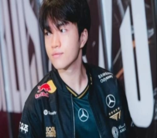 決戰(zhàn)在即！賽事官方分享KT、T1隊員入場照片