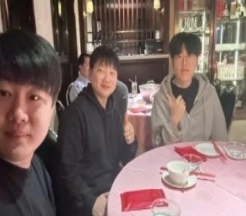 來談續(xù)約還是勸他回LCKKael經(jīng)紀(jì)公司負(fù)責(zé)人曬與Kael合照