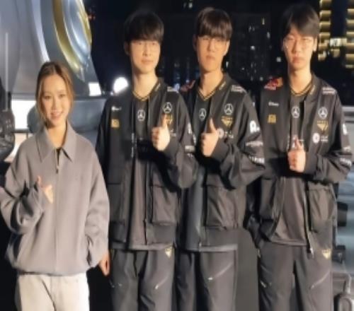 鄧紫棋與T1全隊(duì)合影，緊挨Faker占據(jù)C位，表示很開心來唱主題曲