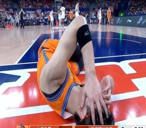 痛擊隊友！張鎮(zhèn)麟飛身上籃時一肘將隊友王哲林擊倒