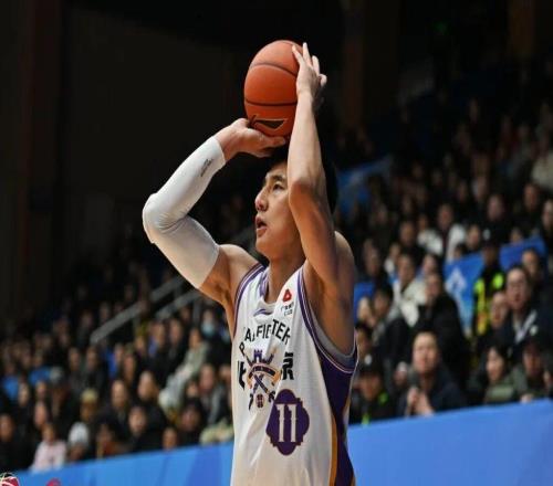 賽場直擊丨新援首秀末節(jié)驚魂北控男籃客場險勝