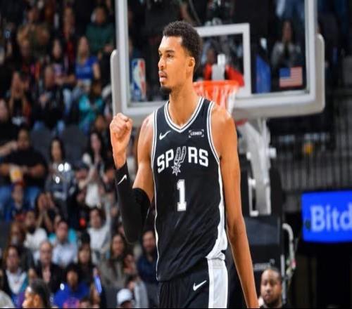 隊(duì)記：文班休戰(zhàn)2場后今日復(fù)出并替補(bǔ)出戰(zhàn)，并有出場時(shí)間限制