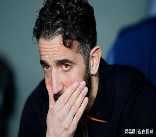 曼聯(lián)毫無斗志，問題積重難返！球迷竟喊話請(qǐng)回阿莫林，陣容是病根