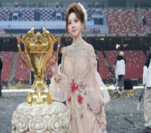 KPL主持靈兒曬賽場(chǎng)返圖：好感動(dòng)我也是在鳥(niǎo)巢當過(guò)主持人啦！