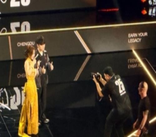 王思聰“殺手”youdang更新微博曬現(xiàn)場觀賽：外戰(zhàn)看滔博！