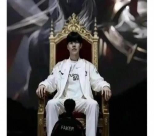 TheShy坐王座Faker拜見LPL網(wǎng)友惡搞圖引發(fā)韓網(wǎng)熱議：BLG粉絲做的
