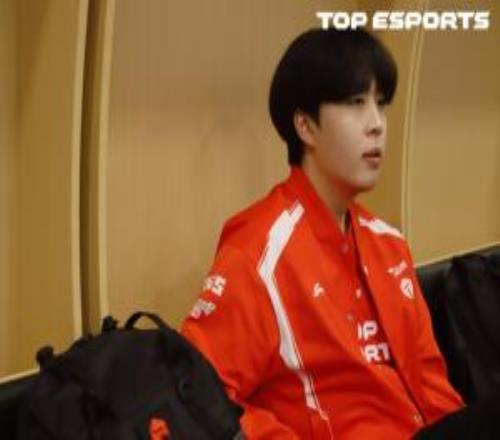 打T1就喜歡開(kāi)送Kanavi并非首次失智23年親手埋葬JDG引起解說(shuō)疑惑：真的有點(diǎn)怪啊！