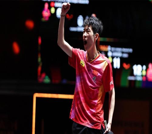 恭喜！國乒最強黑馬來了：20歲左手怪俠?？巳掌梗M八強霸氣慶祝