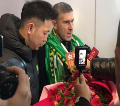 北京國安主帥蒙哥馬利抵京，張稀哲手捧鮮花迎接，球隊(duì)5天后集結(jié)
