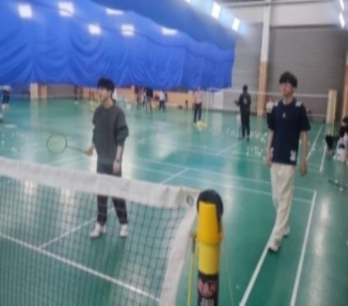 團(tuán)建開始WBG教練Kim分享與Elk、Jiejie打羽毛球照片