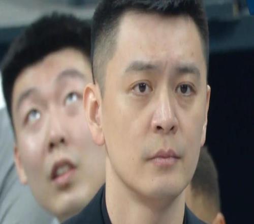 陳盈駿壓哨命中，半場砍下13分！CBA焦點戰(zhàn)：首鋼半場領先遼寧1分