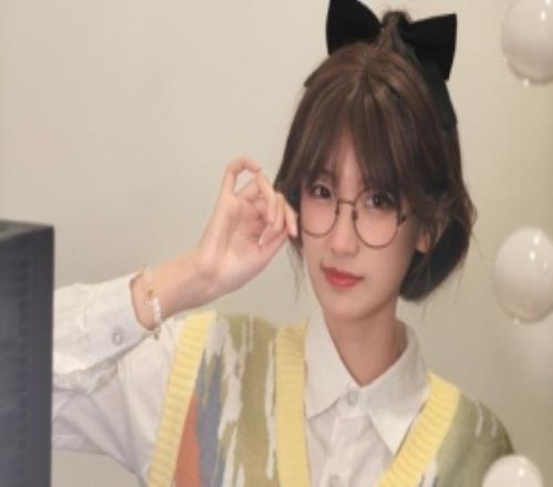 主持人夏安分享照片：嘿嘿小短毛堂堂來襲