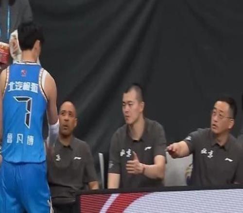 時隔246天回歸CBA！曾凡博首秀9中轟18+3率隊(duì)終結(jié)廣東8連勝