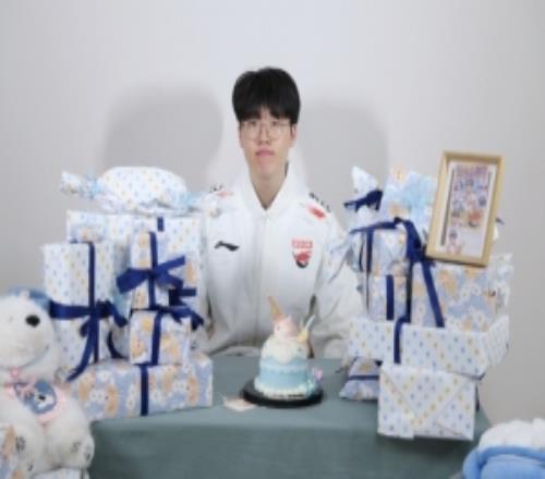 AL分享Kael五周年禮物開(kāi)箱返圖：大家為什莫給我這么多這個(gè)狗呀