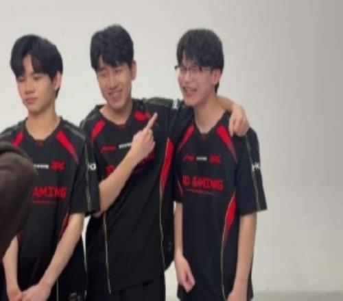 JDG分享主宣拍攝日花絮：兄弟倆笑的太燦爛了