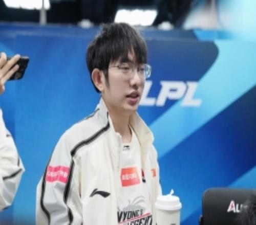 AL發(fā)布對陣IG賽前返圖：首戰(zhàn)加油！