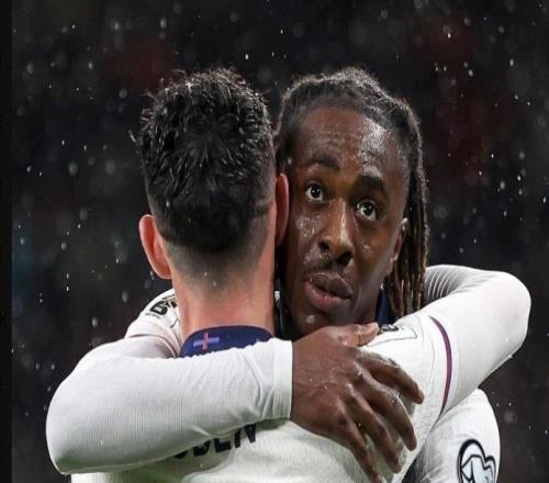 埃澤英格蘭隊(duì)生涯前3進(jìn)球均為替補(bǔ)打進(jìn)，為凱恩后第二人