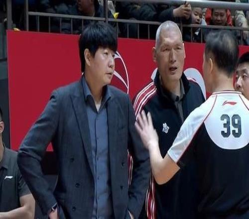 不敢說邱彪山東窩囊輸球，魯媒直接慫了，拿外援說事，猛夸2人