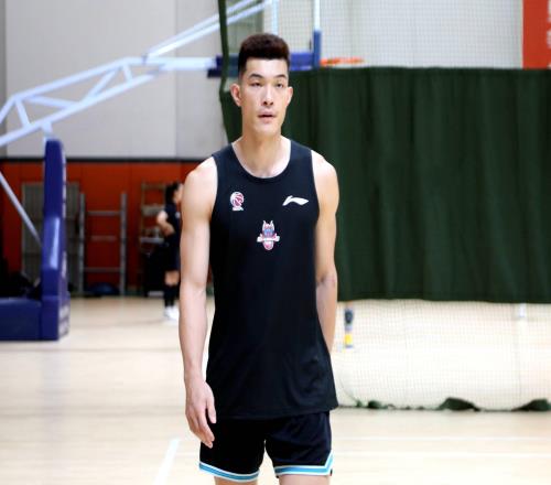 山東男籃為何會(huì)輸給江蘇郭凱缺席影響大，3名后衛(wèi)摁不住龐崢麟