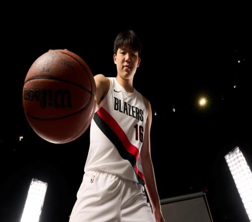 楊瀚森NBA首秀：4分4板卻因犯規(guī)提前離場，問題何在