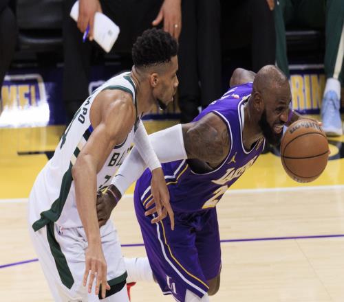 詹姆斯打雄鹿末節(jié)13分5籃板！全場正負(fù)值第四、比字母哥還高！