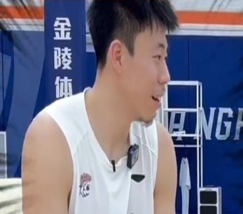張鎮(zhèn)麟：上海男籃隊友給我發(fā)了很多表情包非常震驚我的加盟