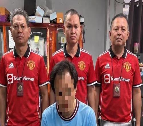 太陽(yáng)報(bào)：泰國(guó)一名曼城球迷被捕，警方曬照穿曼聯(lián)球衣和他合影