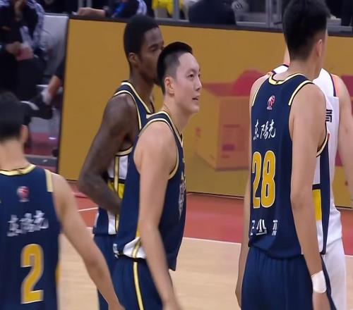 恭喜廣東隊！CBA最強中鋒打成大腿，已被朱芳雨重金“鎖人”！